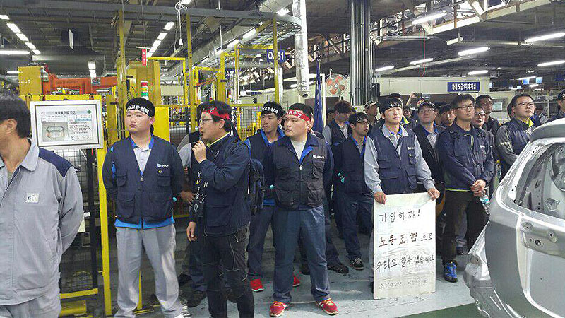 한국지엠 창원 비정규직 노동자이 고용보장을 요구하는 집회를 하고 있다.