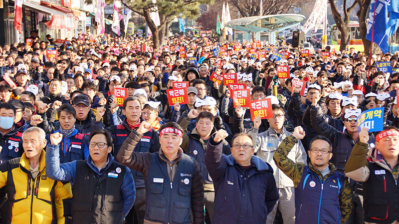 민중총궐기 대회에 참석한 이들이 민중의례를 하고 있다.