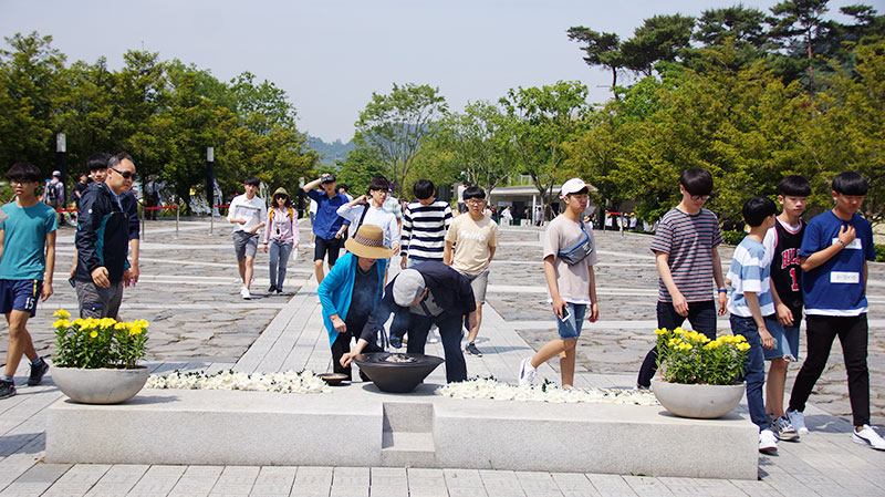 노무현 전 대통령 7주기를 맞아 추모객들이 너럭바위를 찾아 헌화 분향하고 있다.