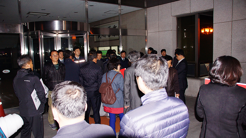 민주당과 정의당 경남도당 당원들이 류순현 행정부지사에게 면담을 요청하고 있다.