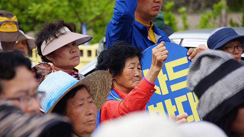 규탄대회에 참가한 성주시 초전면 소성리 할머니가 사드 반대 구호를 외치고 있다.