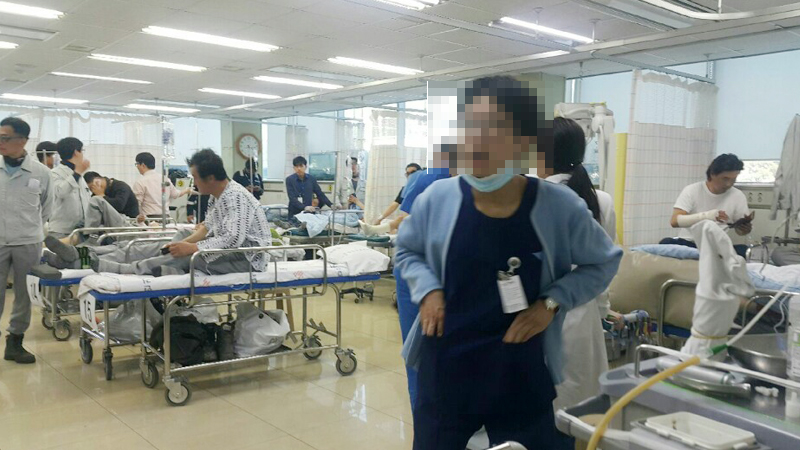 삼성중공업 크레인 사고로 부상을 당한 노동자들이 병원에서 치료를 받고 있다.