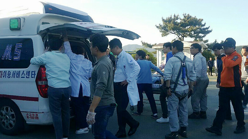 삼성중공업 비정규직 노동자들이 크레인 사고가 발생한 1일 오후 병원에 후송되고 있다.