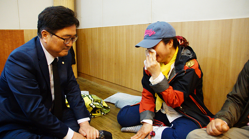 민주당 우원식 의원이 거제 백병원을 방문해 유족을 위로하고 있다.