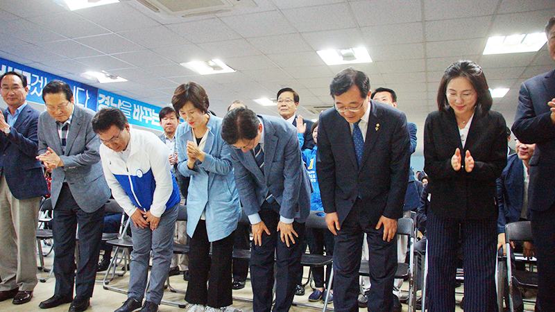 출구조사 결과 큰 차이로 앞선 것으로 나오자 김경수 후보와 선대위 관계자들이 감사의 인사를 하고 있다.