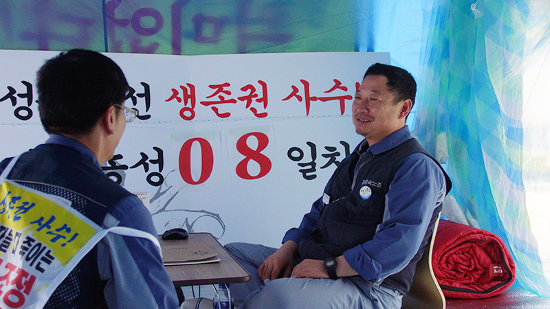 구조조정을 반대하며 8일 째 경남도청 앞에서 단식농성 중인 강기성 성동조선지회장
