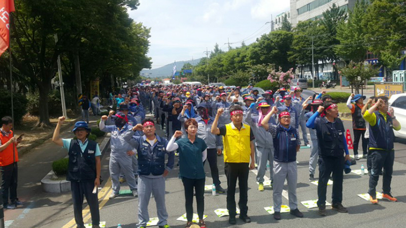 성동조선 조합원과 경남시민사회단체가 성동조선 회생을 촉구하는 집회를 하고 있다.