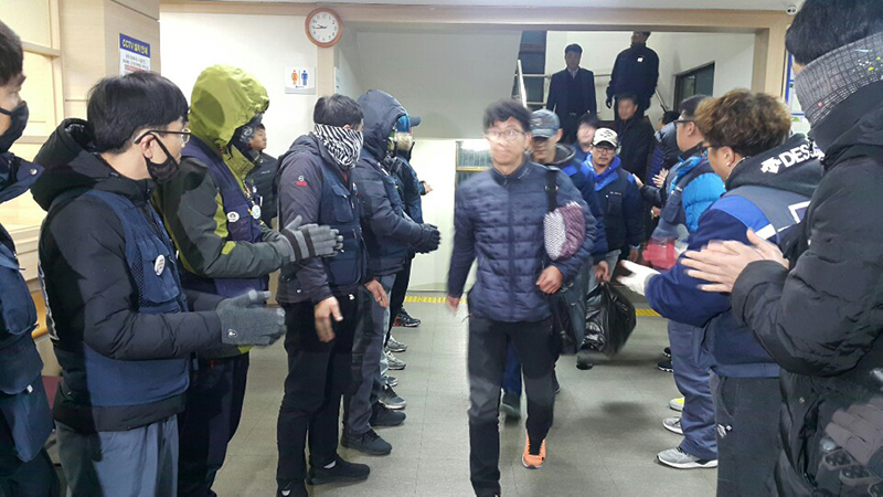 7일 창원고용노동지청 농성을 해제하고 건물밖으로 나오는 노동자들