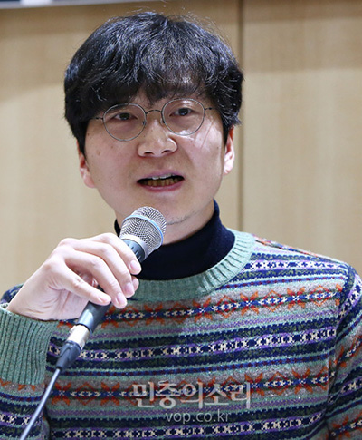 28일 오후 서울 마포구 창비서교빌딩에서 열린 박근혜 정권의 성격과 시민사회의 대응 토론회에서 김공회 한겨레경제사회연구원이 발제하고 있다.