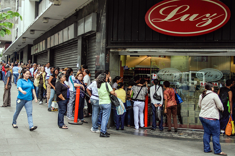 생필품 부족이 장기화하면서 슈퍼마켓 앞에 줄을 서는 것은 일상이 됐다. 사진은 수도 카라카스에서 2014년 5월에 촬영된 것임.
