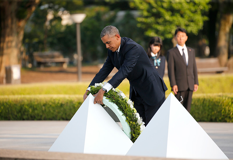 버락 오바마 미국 대통령이 5월 27일 일본 히로시마 평화기념공원의 원폭 희생자 위령비에 헌화하고 있다.
