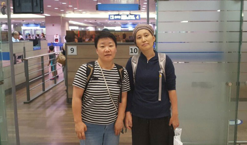 지난달 25일 인천공항에서 입국 거부되어 환승 구역에 머물게 된 미국의 평화운동가 이현정·이주연씨(왼쪽)