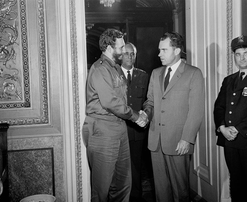 혁명 직후 미국을 찾은 피델 카스트로가 당시 부통령이던 닉슨과 회담을 마친 후 악수하고 있다. 두 사람의 표정은 긴장된 쿠바-미국관계를 보여주는 것처럼 긴장되어 있다. 1959.4.19