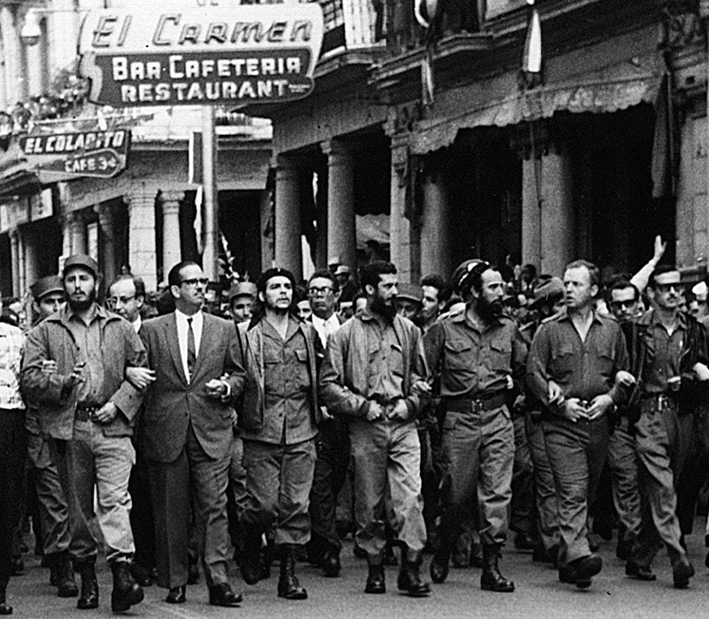 라 쿠브르(La Coubre)호 폭발 희생자들을 추모하면서 행진하는 쿠바의 지도자들. 쿠바 정부는 라 쿠브로호 폭발 사건이 미국정부의 소행이라고 비난했다. 왼쪽부터 피델 카스트로, 오스발도 도르티코스 쿠바 대통령, 체 게바라가 쿠바 정부의 장관들과 함께 행진했다. 1960.3.5