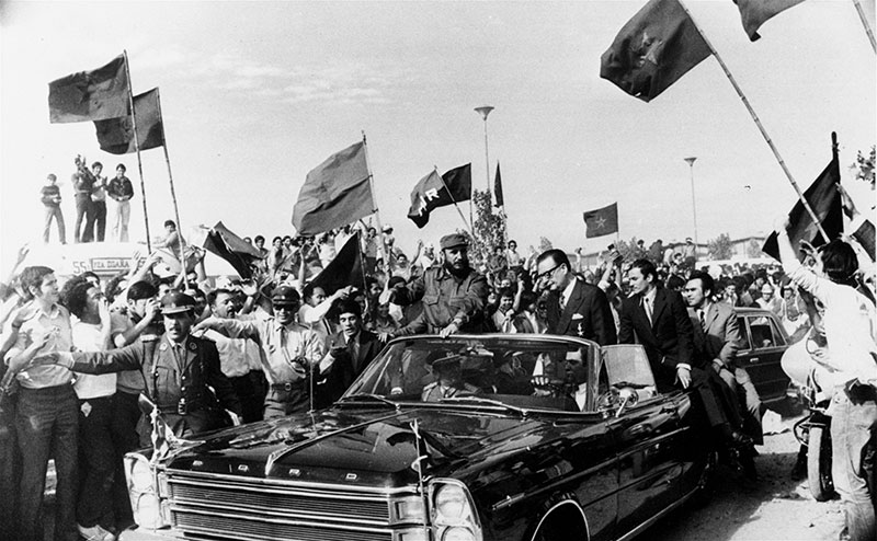 칠레를 방문한 피델. 피델 카스트로(왼쪽)는 라틴 아메리카 최초로 선거로 사회주의 정부를 수립한 칠레를 찾았다. 피델의 오른쪽은 막 집권한 아옌데 칠레 대통령. 군중들은 붉은색 깃발을 흔들며 피델을 환영했다. 1971.11.10