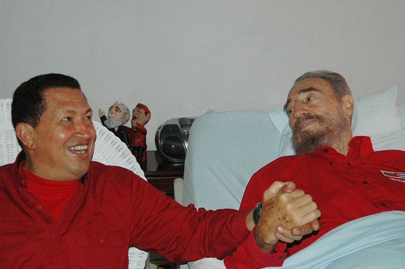 하바나의 병원에 입원한 피델 카스트로(오른쪽)가 문병을 온 베네수엘라 대통령 차베스의 손을 잡고 있다. 2006.8.13