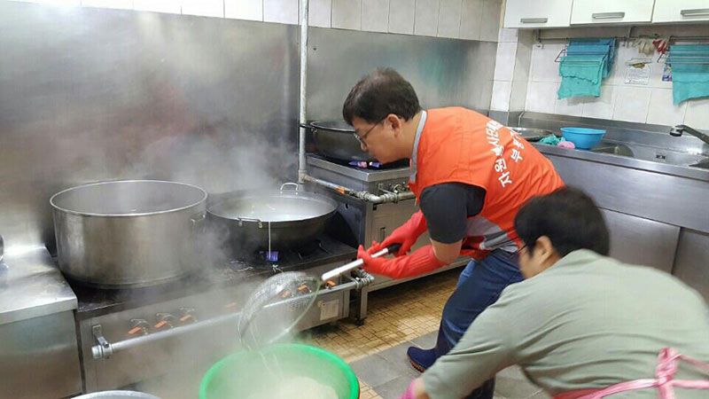 봉사 중인 이석민 위원장