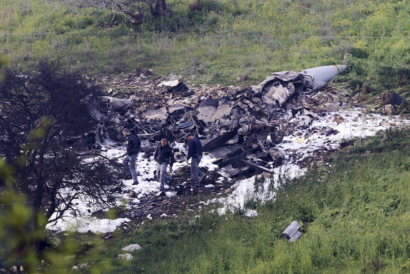 격추된 이스라엘의 F-16 전투기. 이스라엘 보안군들이 이스라엘 북부 지역에 추락한 F-16전투기의 잔해를 둘러보고 있다. 17일 시리아의 이란기지를 공습한 이 전투기는 돌아오는 과정에서 시리아 대공망의 집중 포격에 의해 격추됐다. 2018.2.10