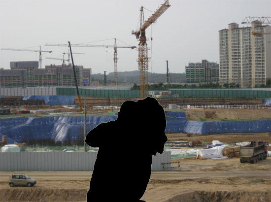 공사현장앞에 선 김영태씨 가족