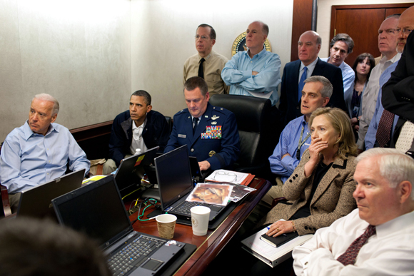 지난 2011년 버락 오바마 미 대통령(왼쪽 2번째)이 백악관 상황실에서 조 바이든(왼쪽) 부통령과 힐러리 클린턴 당시 국무장관(오른쪽 2번째), 로버트 게이츠 국방장관(오른쪽) 및 백악관 안보보좌관 등 미 수뇌부와 함께 미 네이비실 특수요원들이 알카에다 지도자 오사마 빈 라덴을 사살하는 모습을 지켜보고 있다.