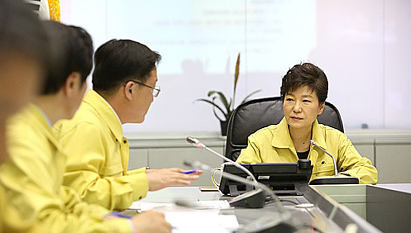 박근혜 전 대통령이 지난 2014년 4월 16일 오후 정부서울청사의 중앙재난안전대책본부를 찾아 전남 진도 해상에서 침몰한 세월호 사고 상황에 대해 보고 받고 있다.