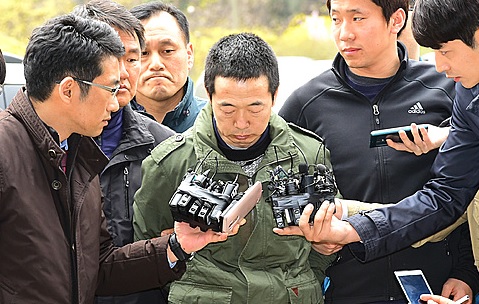 경기 시흥 시화방조제 선착장 인근에서 발견된 토막살인 사건 피의자 김하일(47)이 긴급체포돼 8일 오전 경기 시흥경찰서로 호송되고 있다. 경찰은 특정범죄 가중 처벌등에 관한 법률에 따라 피의자의 이름과 얼굴을 공개했다