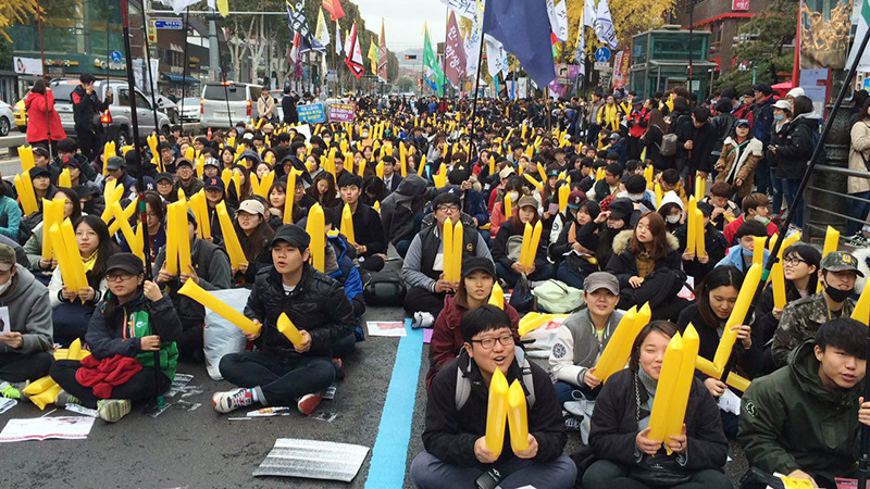 14일 오후 민중총궐기 대회에 앞서 청년단체가 대학로에서 ‘헬조선 뒤집는 청년총궐기’ 집회를 열었다. 청년들은 역사교과서 왜곡 중단 등을 촉구했다.