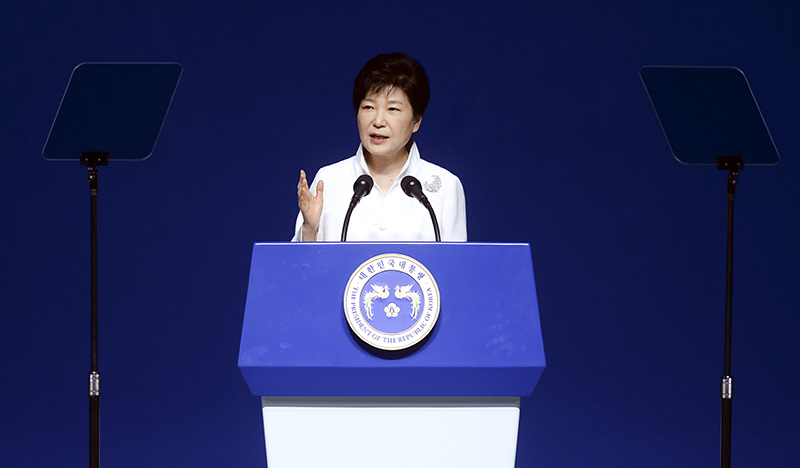 박근혜 대통령이 15일 오전 서울 종로구 세종문화회관에서 열린 제71주년 광복절 경축식에 참석해 경축사를 하고 있다.
