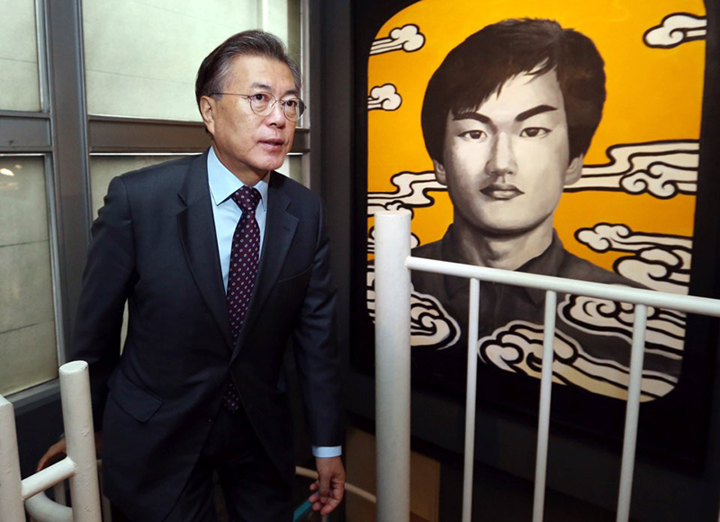 문재인 대통령이 과거 의원 시절 6월 항쟁을 상징하는 이한열 기념관을 방문했다.