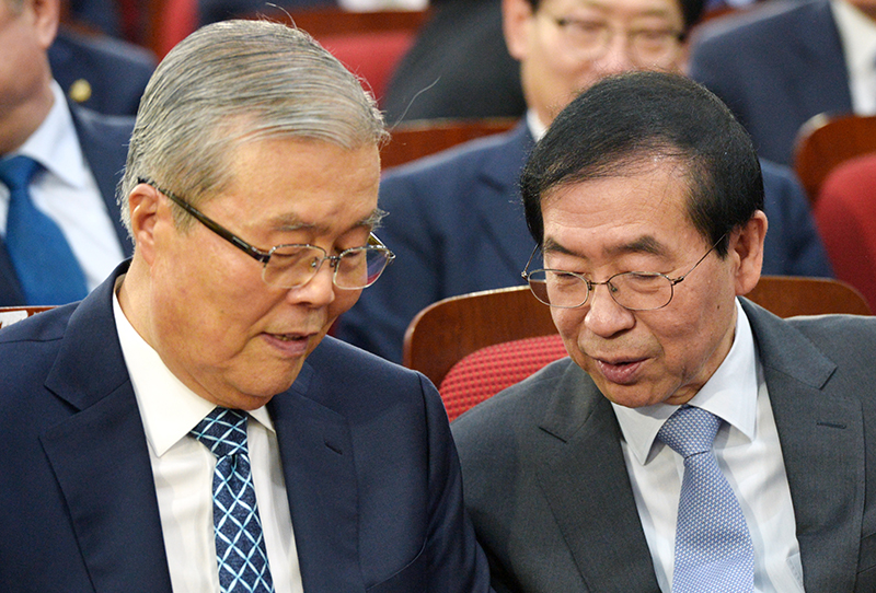 더불어민주당 김종인 전 대표와 박원순 서울시장이 21일 오전 서울 여의도 국회 의원회관에서 열린 '국민권력시대 어떻게 열 것인가' 제2차 토론회에 참석해 대화하고 있다.