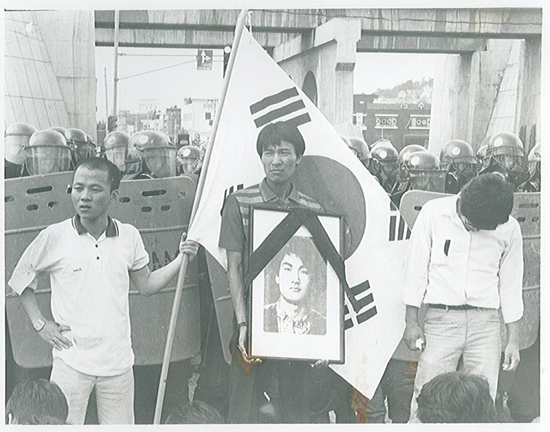 1987년 이한열 열사 장례식에서 배우 우현씨(왼쪽)와 우상호 원내대표(가운데).
