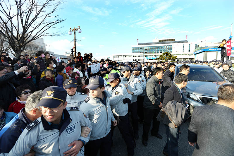 야권 대선주자인 더불어민주당 문재인 전 대표가 8일 경북 구미시청에서 기자간담회를 마친 뒤 나오자 박근혜 대통령 지지자들이 문 전 대표와 차량을 막아서고 있다. 이들은 “문재인은 빨갱이”이라고 하거나 욕설을 하기도 했다.