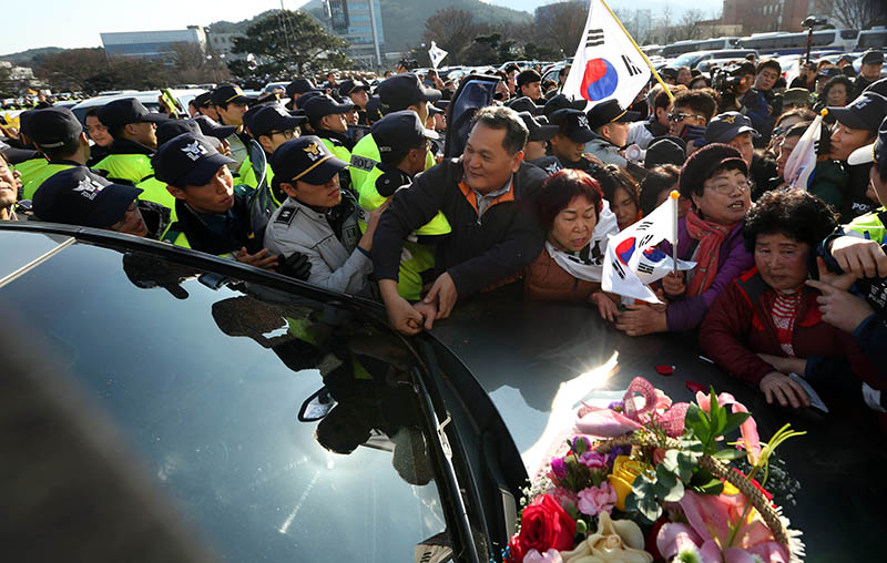 야권 대선주자인 더불어민주당 문재인 전 대표가 8일 경북 구미시청에서 기자간담회를 마친 뒤 나오자 박근혜 대통령 지지자들이 문 전 대표와 차량을 막아서고 있다. 이들은 “문재인은 빨갱이”이라고 하거나 욕설을 하기도 했다.