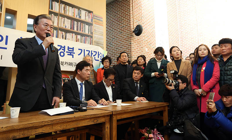 야권 대선주자인 더불어민주당 문재인 전 대표가 8일 경북 구미시청에서 기자간담회를 하고 있다.