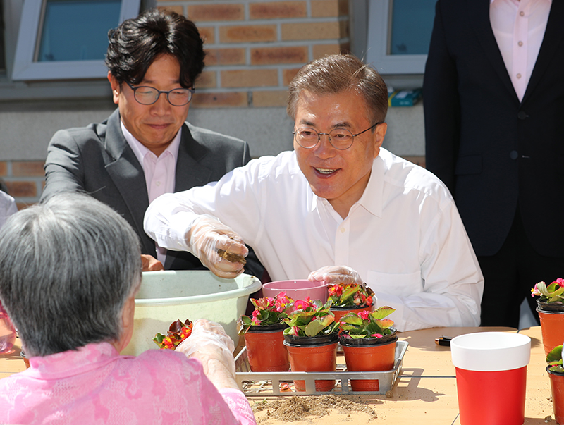 문재인 대통령이 2일 오전 국가 치매책임제와 관련해 서울 강남구 국민건강보험 서울요양원을 방문해 텃밭공원에서 원예치료중인 치매환자들과 화분만들기를 하고 있다. 문 대통령 왼쪽은 영화배우 박철민.