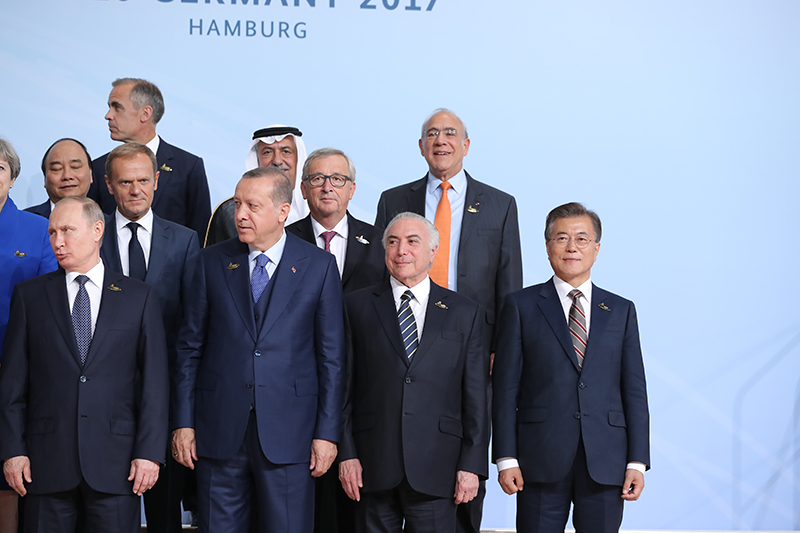 문재인 대통령(앞줄 오른쪽)이 7일 오후(현지시각) 주요 20개국(G20) 정상회의가 열리는 독일 함부르크 메세에서 각국 정상들과 기념촬영을 하고 있다.