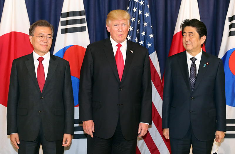문재인 대통령이 도날드 트럼프 미국 대통령, 아베 신조 일본 총리와 6일 오후(현지시간) 한·미·일 정상 만찬이 열리는 주함부르크미국총영사관에서 만찬에 앞서 기념촬영을 하고 있다.