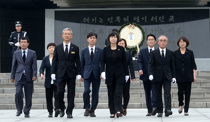 정의당 신임 이정미 대표와 지도부들이 12일 오전 서울 동작구 국립서울현충원을 찾아 참배하고 있다.