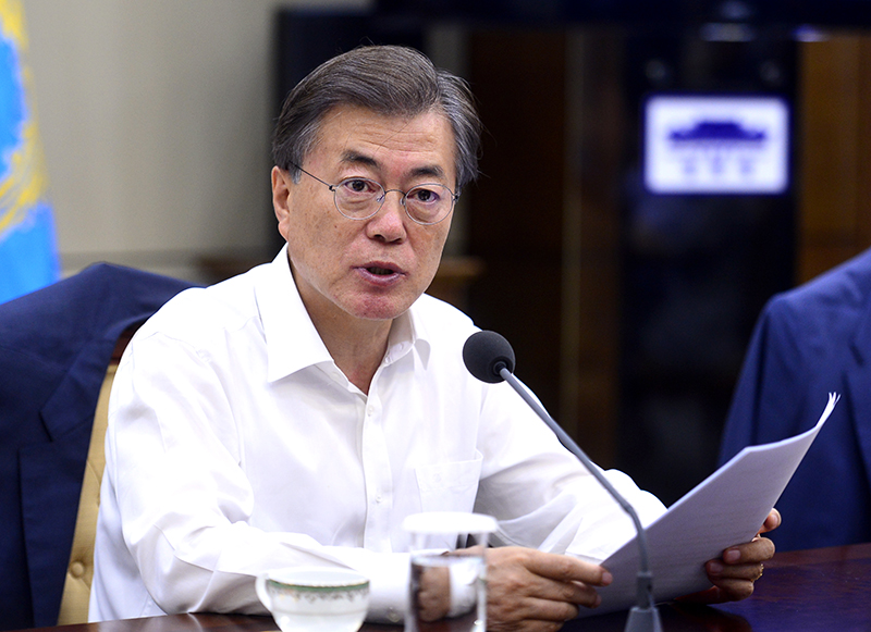 문재인 대통령이 17일 오후 청와대 여민관 소회의실에서 수석 보좌관 회의를 주재하고 있다.
