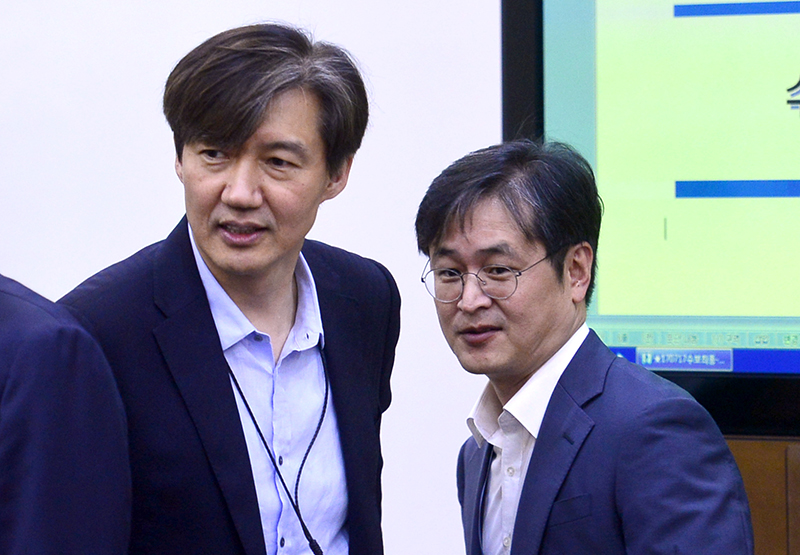 17일 오후 청와대 여민관 소회의실에서 열리는 수석 보좌관 회의에 참석한 조국(왼쪽) 민정수석과 박형철 반부패비서관이 대화하고 있다.