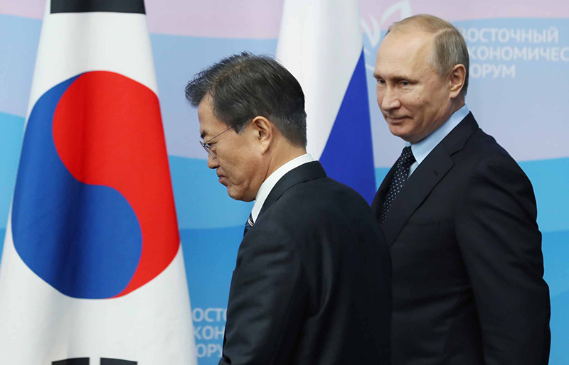 문재인 대통령이 6일(현지시각) 러시아 블라디보스토크 극동연방대에서 블라디미르 푸틴 러시아 대통령과 함께 공동언론발표장으로 들어서고 있다.