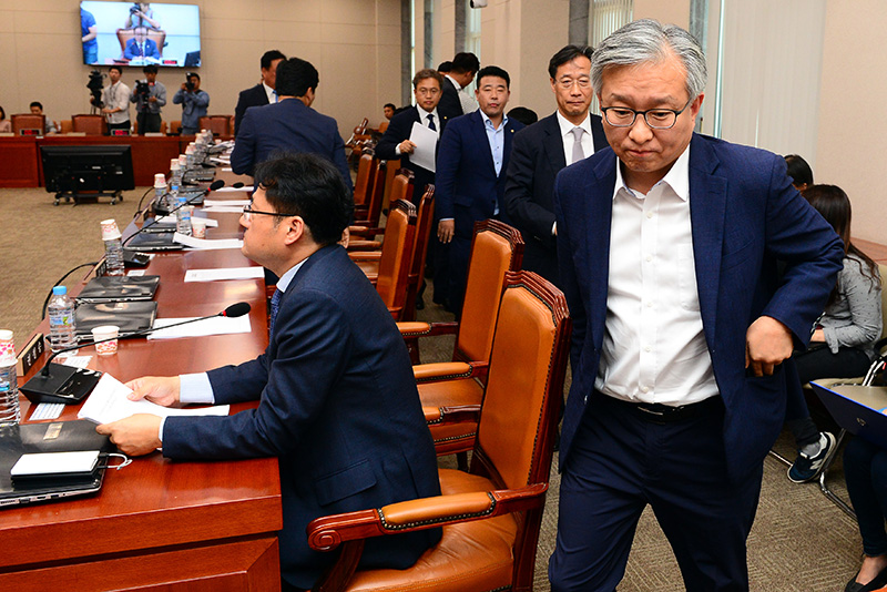 13일 오후 서울 영등포구 여의도 국회 산자위 회의실에서 진행된 산업통상자원중소벤처기업위원회 전체회의에서 박성진 중소벤처기업부 장관 후보자에 대한 부적격 청문보고서 안건이 상정되자 더불어민주당 홍익표 간사를 제외한 청문위원들이 모두 퇴장하고 있다.
