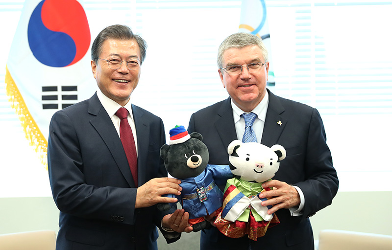 문재인 대통령과 토마스 바흐 국제올림픽위원회(IOC) 위원장