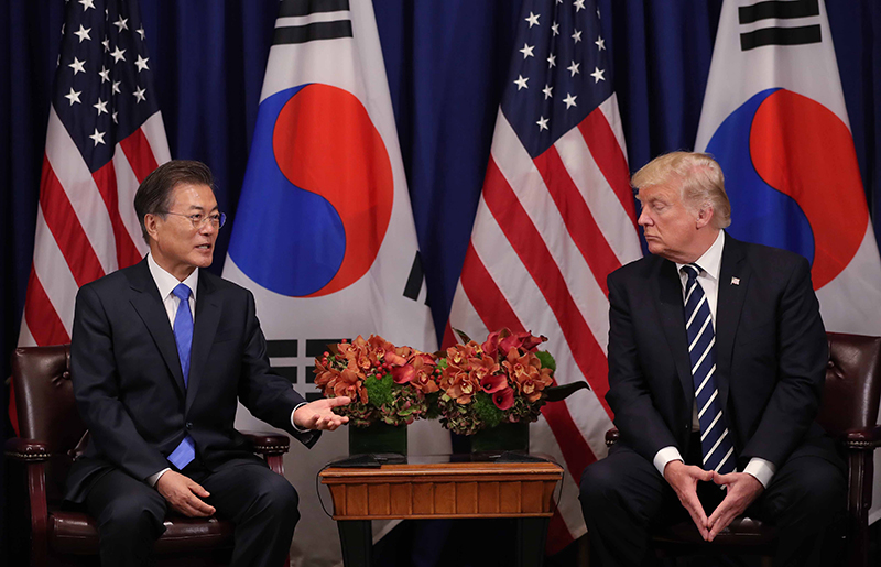 문재인 대통령이 9월 21일(현지시각) 미국 뉴욕 롯데 팰리스 호텔에서 도널드 트럼프 미국 대통령과 한-미 정상회담을 하고 있다.