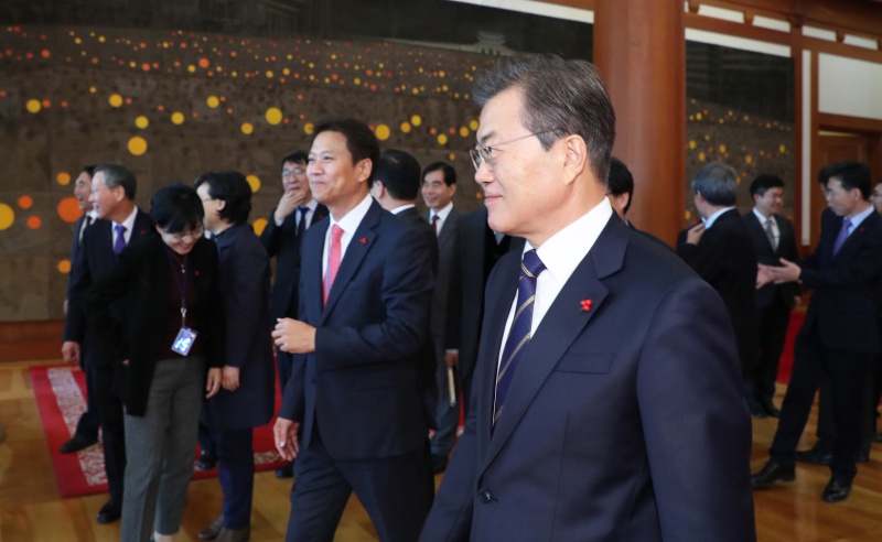 문재인 대통령이 참모진, 국무위원들과 지난 21일 오전 청와대 본관 로비에서 지난해 박근혜 대통령의 탄핵을 요구하며 서울 광화문 광장에서 이어진 촛불집회 모습이 담긴 대형 그림 ‘광장에, 서’를 관람하고 있다. 자료사진.
