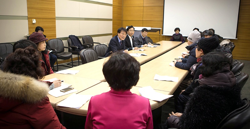 장하성 정책실장을 비롯한 청와대 관계자들이 11일 오후 서울 성북구 고려대를 찾아 고용불안을 겪고 있는 청소노동자들의 의견을 듣고 있다.