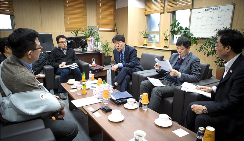 장하성 정책실장을 비롯한 청와대 관계자들이 11일 오후 서울 성북구 고려대를 찾아 학교 당국자들과 의견을 나누고 있다.