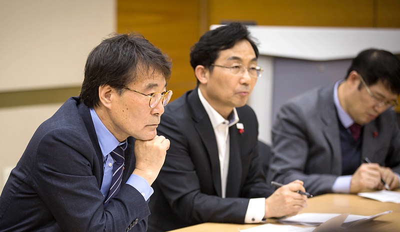 장하성 정책실장을 비롯한 청와대 관계자들이 11일 오후 서울 성북구 고려대를 찾아 고용불안을 겪고 있는 청소노동자들의 의견을 듣고 있다.