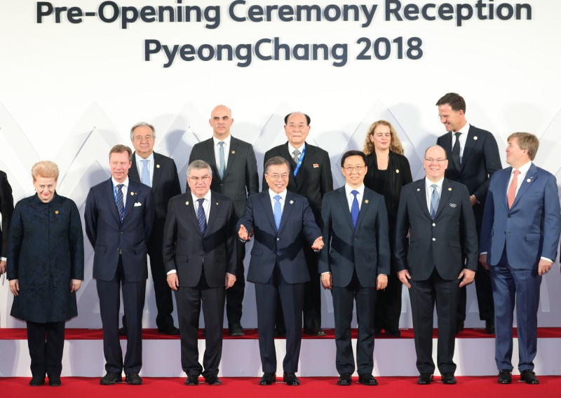 문재인 대통령이 지난 9일 저녁 강원도 평창군 용평리조트 블리스힐 스테이에서 2018평창동계올림픽을 계기로 방한한 외국 정상급 인사 및 배우자, 토마스 바흐 IOC 위원장, 안토니우 구테레쉬 유엔 사무총장 등 국내외 주요 인사 200여 명을 초청, 2018평창동계올림픽 개회식 사전 리셉션을 갖고 기념촬영하고 있다.