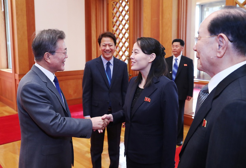 문재인 대통령이 10일 청와대 본관 접견실에서 김영남 최고인민회의 상임위원장, 김여정 노동당 중앙위원회 제1부부장 등 북측 고위급 대표단과 인사를 나누고 있다.